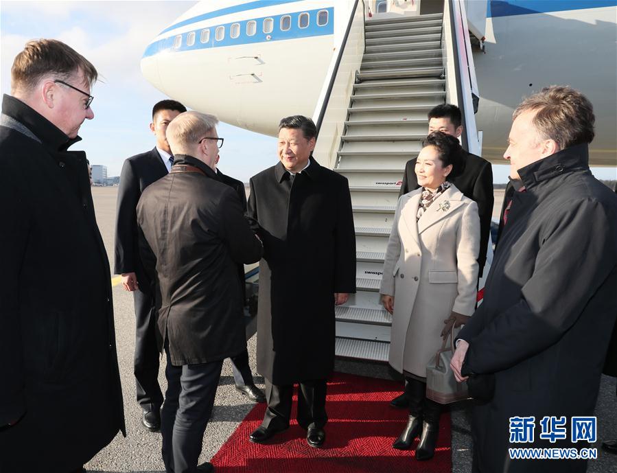 4月4日，國家主席習(xí)近平乘專機(jī)抵達(dá)赫爾辛基，開始對芬蘭共和國進(jìn)行國事訪問。這是芬蘭政府代表、農(nóng)業(yè)與環(huán)境部長蒂利凱寧等在舷梯旁熱情迎接習(xí)近平和夫人彭麗媛。新華社記者 蘭紅光 攝 