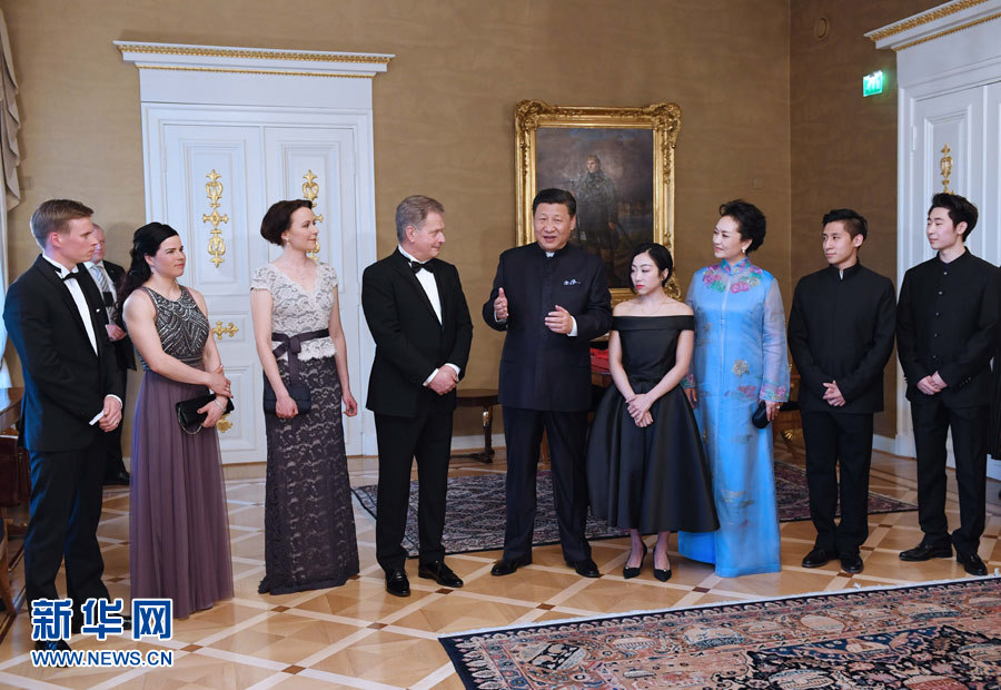 當(dāng)?shù)貢r(shí)間4月5日晚，國(guó)家主席習(xí)近平和芬蘭總統(tǒng)尼尼斯托在赫爾辛基共同會(huì)見(jiàn)剛剛參加完2017年世界花樣滑冰錦標(biāo)賽的中芬兩國(guó)冰雪運(yùn)動(dòng)員代表。習(xí)近平夫人彭麗媛和尼尼斯托夫人豪吉?dú)W參加會(huì)見(jiàn)。新華社記者 饒愛(ài)民 攝