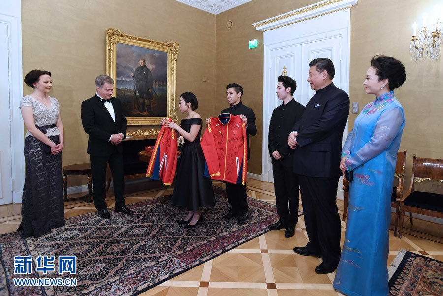 當(dāng)?shù)貢r(shí)間4月5日晚，國(guó)家主席習(xí)近平和芬蘭總統(tǒng)尼尼斯托在赫爾辛基共同會(huì)見(jiàn)剛剛參加完2017年世界花樣滑冰錦標(biāo)賽的中芬兩國(guó)冰雪運(yùn)動(dòng)員代表。習(xí)近平夫人彭麗媛和尼尼斯托夫人豪吉?dú)W參加會(huì)見(jiàn)。這是中國(guó)運(yùn)動(dòng)員向尼尼斯托和夫人豪吉?dú)W贈(zèng)送運(yùn)動(dòng)衣。新華社記者 饒愛(ài)民 攝