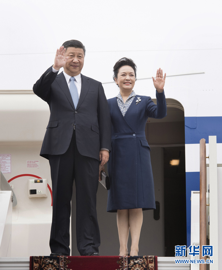 7月3日，國(guó)家主席習(xí)近平乘專機(jī)抵達(dá)莫斯科，開始對(duì)俄羅斯聯(lián)邦進(jìn)行國(guó)事訪問。這是習(xí)近平和夫人彭麗媛步出艙門。 新華社記者 李學(xué)仁 攝