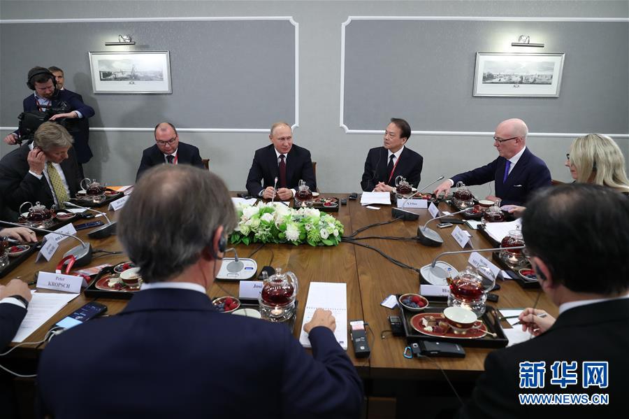 (新華網(wǎng))(2)俄羅斯總統(tǒng)普京會見世界主要通訊社及媒體組織負(fù)責(zé)人