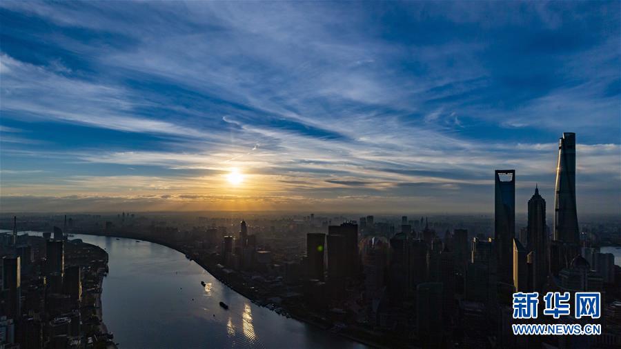 （鏡觀(guān)進(jìn)博會(huì)）浦江兩岸沐晨光