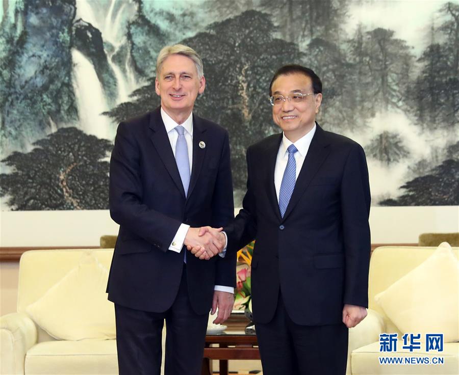 （時(shí)政）李克強(qiáng)會(huì)見英國首相特別代表、財(cái)政大臣哈蒙德