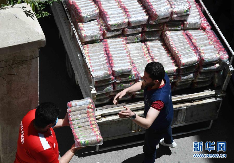 （國際疫情&middot;圖文互動）（1）通訊：疫情中，那抹笑容最難忘&mdash;&mdash;記向困難家庭發(fā)放愛心包裹的敘利亞青年志愿者