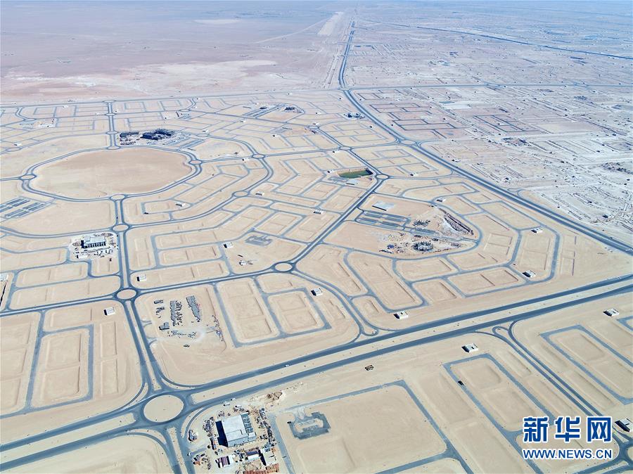 （國際疫情&middot;圖文互動）（5）通訊：防疫、生產(chǎn)兩不誤，沙漠現(xiàn)&ldquo;棋盤&rdquo;&mdash;&mdash;記中企承建科威特住房基建項(xiàng)目