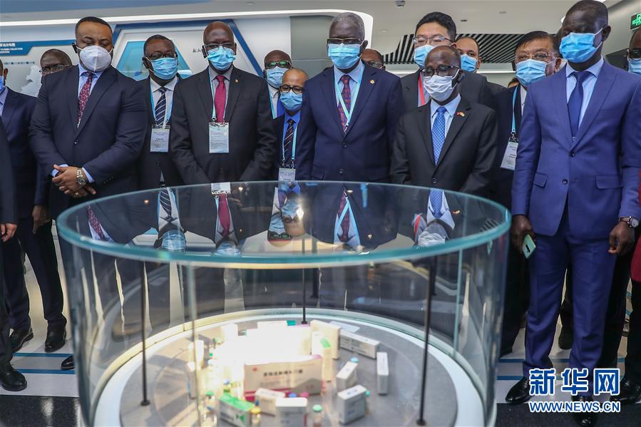 (圖文互動)(2)“中國承諾從不落空”——記非洲使節(jié)參觀國藥集團(tuán)了解新冠疫苗研發(fā)