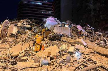 美佛羅里達(dá)州一住宅樓局部坍塌致至少3死12傷